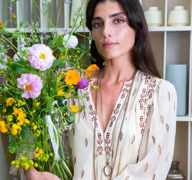 Entrevista conheca a historia da florista Suada Rrahmani