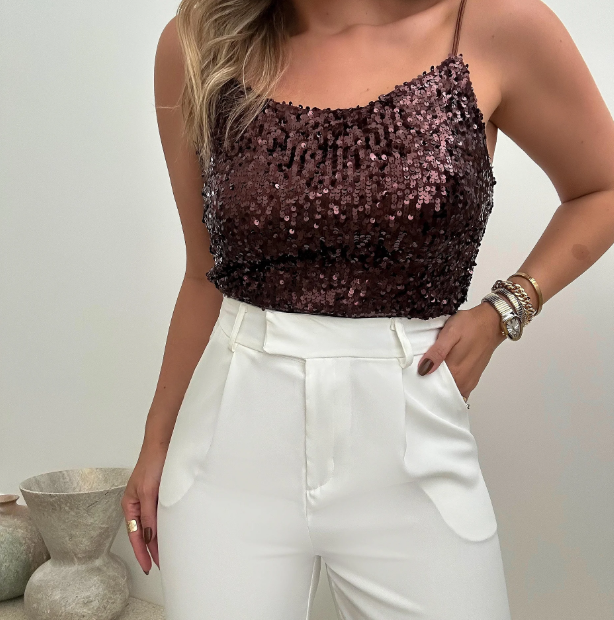 Do Casual ao Elegante Utilize Regata Feminina e Saia Midi Off White