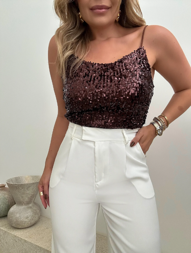 Do Casual ao Elegante Utilize Regata Feminina e Saia Midi Off White