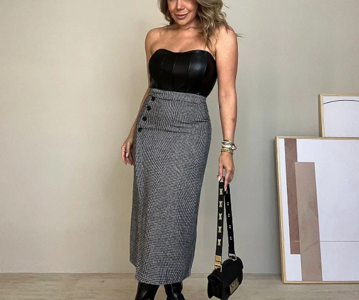 Elegancia Contemporanea Top Preto e Saia Midi Bege